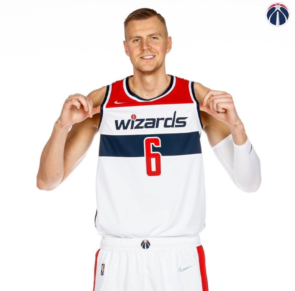  杯赛巅峰对决！齐鲁独角兽队小胜关东鲨队队，足球赛场再起波澜；轮换效果显现