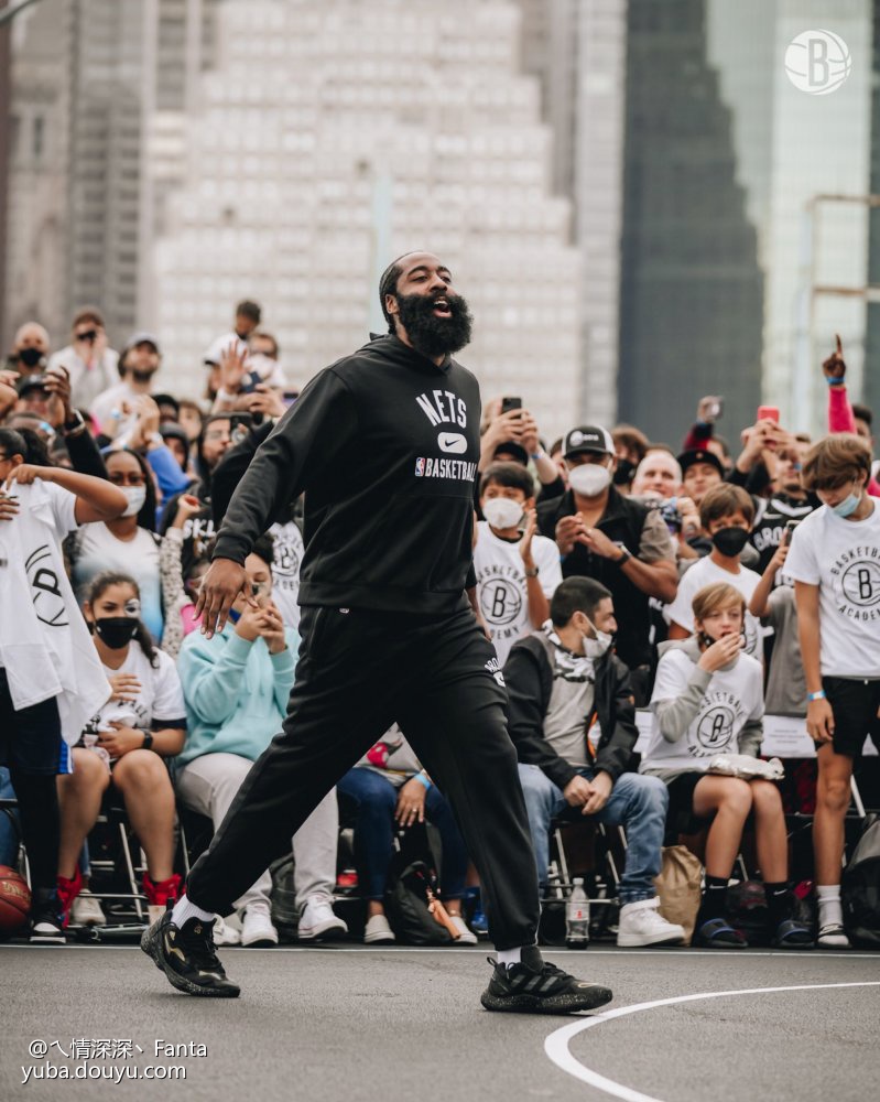 明尼苏达森林狼训练开放日；加时末段官宣签约引欢呼；欧联在即；更衣室氛围转暖的简单介绍